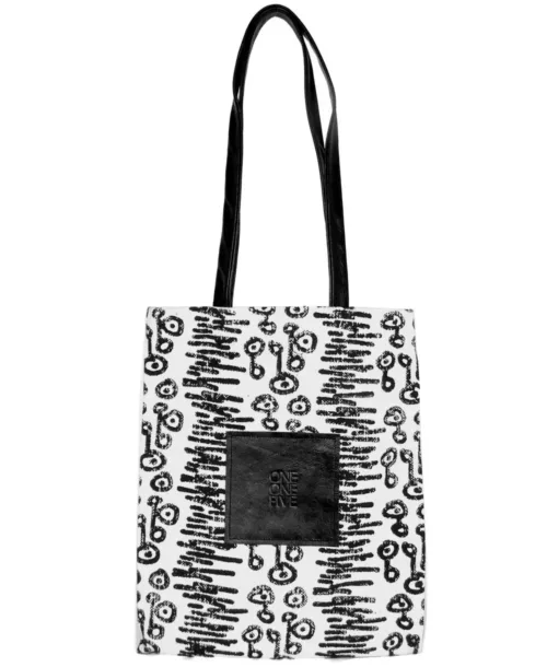 תיק קאלאקר לבן לנשים עם הדפס גרפי קווים ועיגולים בשחור מבית ONE ONE FIVE