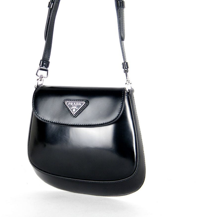 תיק-פראדה-cleo-שחור-זווית-אלגנטית תיק Prada Cleo שחור עשוי עור מוברש צילום צד המדגיש את הברק.