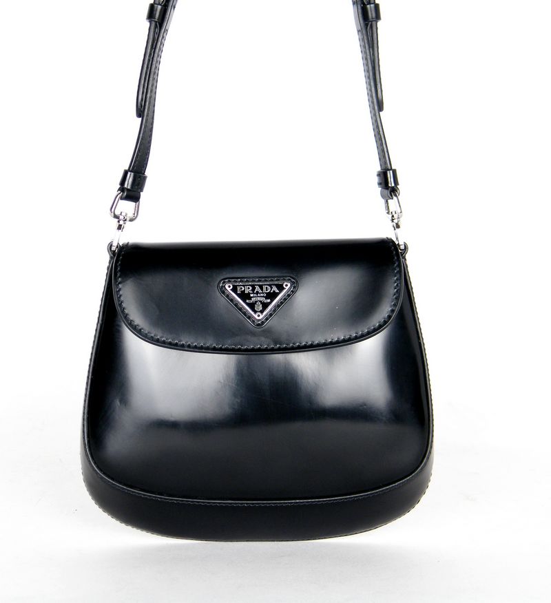 תיק-פראדה-cleo-שחור-חזית תיק פראדה Cleo מקורי בצבע שחור מבט חזיתי מלא.