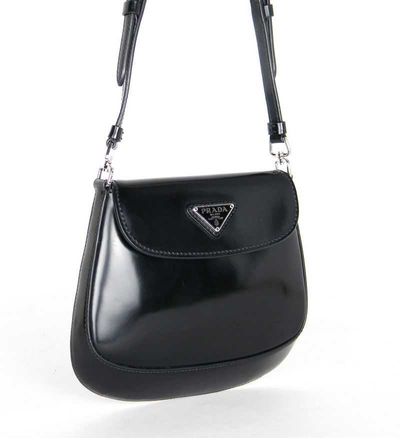 תיק-פראדה-cleo-שחור-מעור-מוברש-תצוגת-צד תיק כתף Prada Cleo בעיצוב אלגנטי ומבריק מזווית קלה.