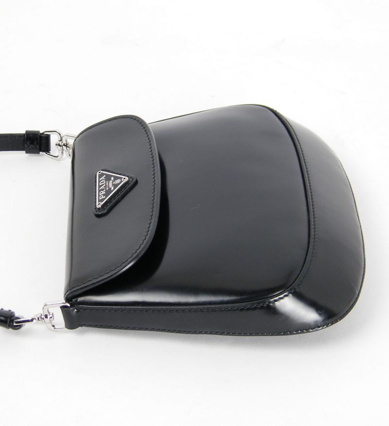 תיק-פראדה-cleo-שחור-שוכב-עם-ברק תיק פראדה Cleo מוברש שחור מוצג שוכב עם ברק גבוה.