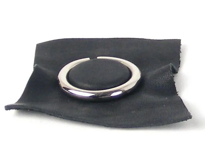 הטמעת טבעת מגנט מתכת בתושבת עור בהתאמה למבנה תיק LOEWE הטמעת טבעת מגנט מתכת בתושבת עור בהתאמה למבנה תיק LOEWE