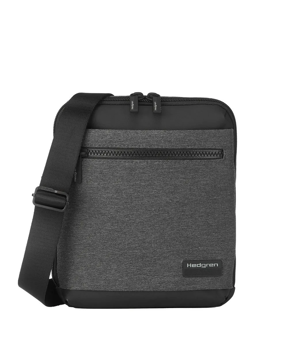 תיק צד לגבר Hedgren בצבע אפור כהה, תא קדמי עם רוכסן ורצועת כתף מתכווננת