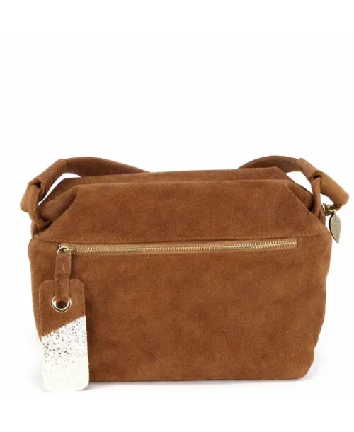 תיק צד אלכסוני לנשים מעצבת נטע שדה דגם מארס בעור זמש חום חם.