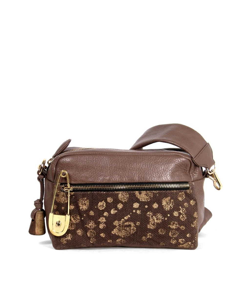 תיק אלכסון לנשים ONE ONE FIVE דגם קוסמטי מקולקציית חום אדמה בעבודת יד