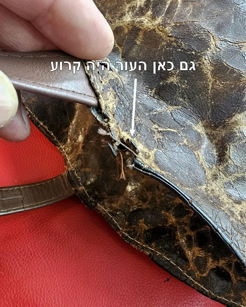 leather-bag-handle-tear-before-repair קרע ופרימה באזור חיבור הידית בתיק עור לפני שחזור