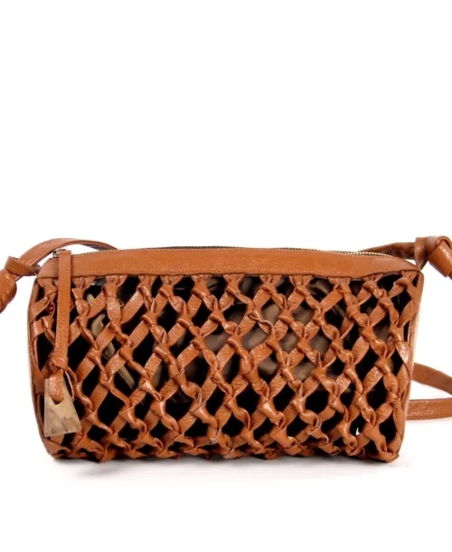 תיק צד לנשים מעצבת אורית לבנית מותג oneonefive מארוט עור קלוע בגוון חום טרקוטה