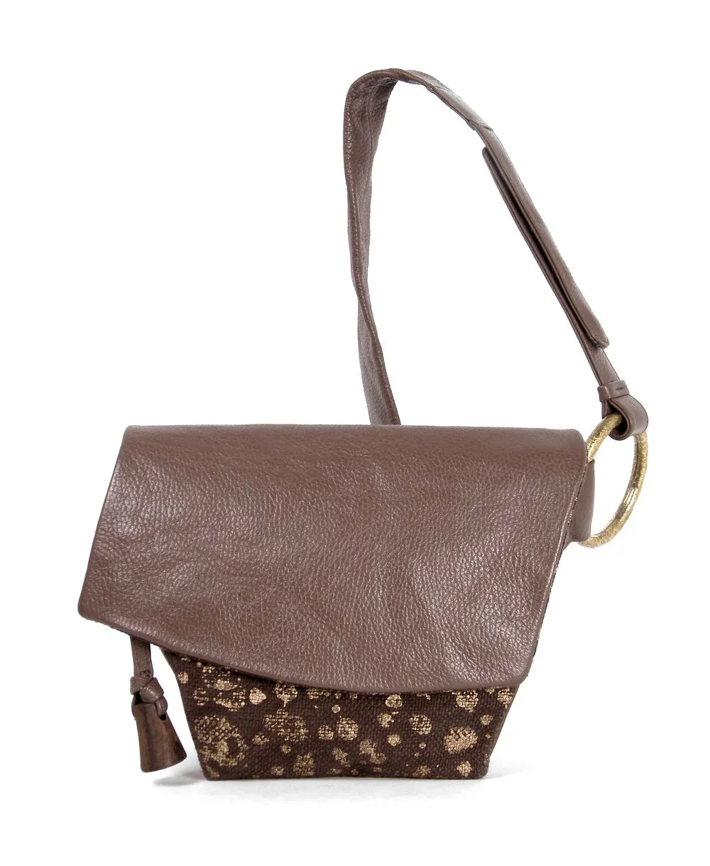 תיק פאוץ' לנשים ONE ONE FIVE חום אדמה קולקציית TERRA אורית לבנת