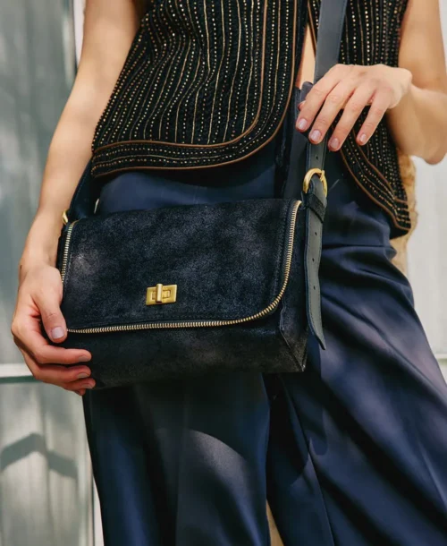 תיק צד עור לנשים אגנס גדול שחור של המעצבת נטע שדה עם רוכסן ומנעול מוזהב על דוגמנית