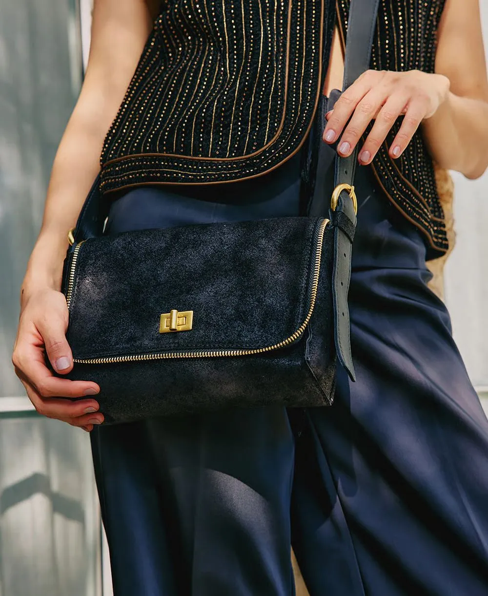 תיק צד עור לנשים אגנס גדול שחור של המעצבת נטע שדה עם רוכסן ומנעול מוזהב על דוגמנית