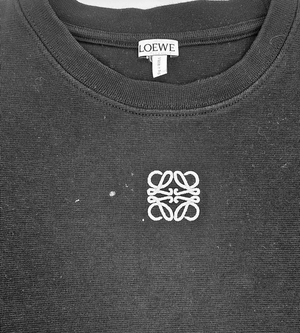 before-paint-stain-dark-fabric חולצת LOEWE כהה עם כתמי צבע לבן לפני תהליך ניקוי והסרת צבע מבד