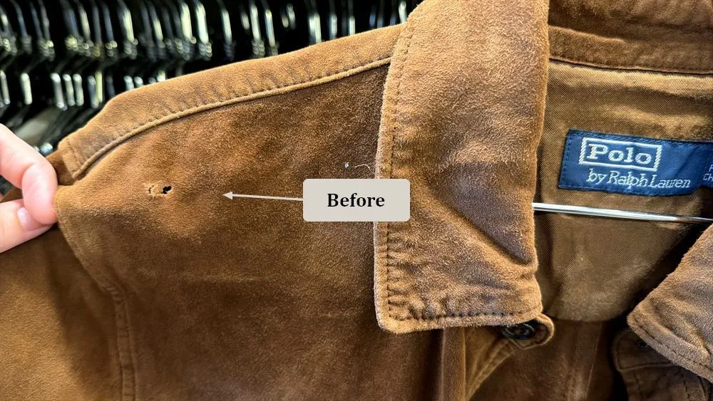 חור במעיל זמש של Ralph Lauren לפני תיקון באזור הכתף