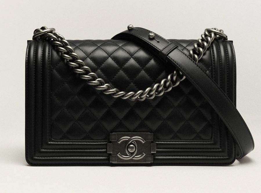 תיק שאנל Boy Bag שחור מעור חלק עם שרשרת מושחרת וסגירת CC מרובעת – מבט חזית