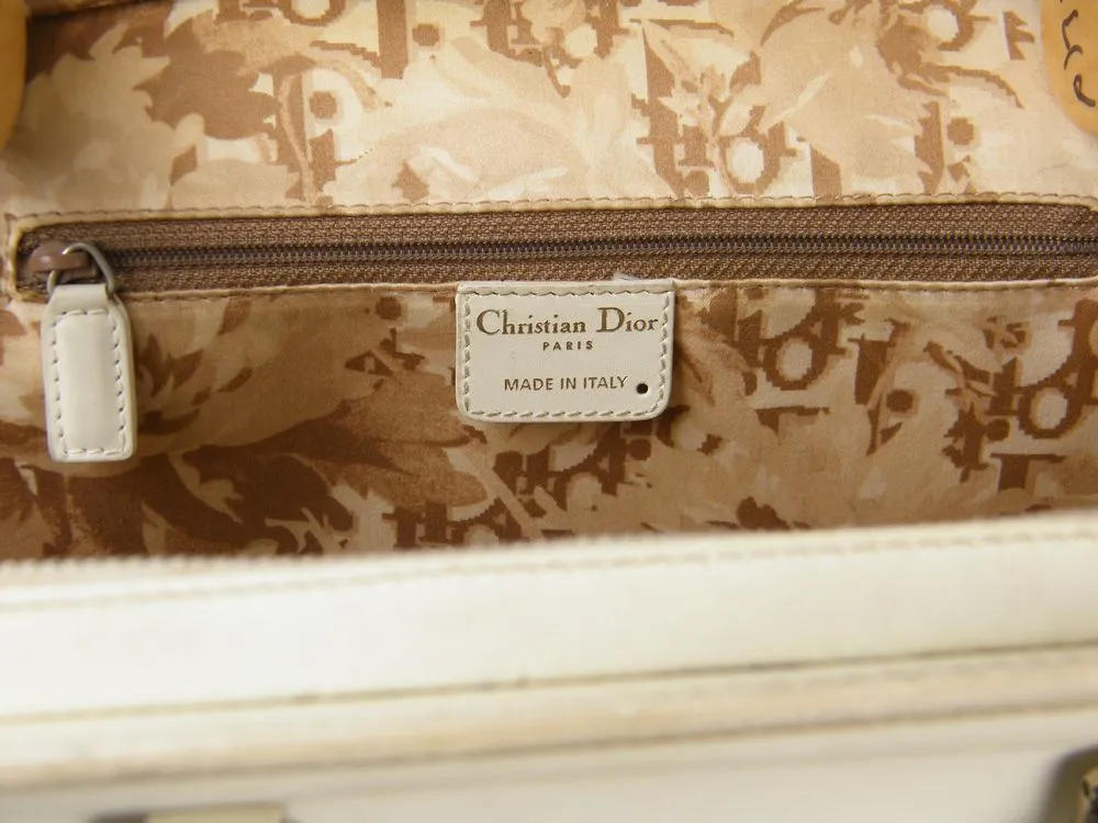 תווית Christian Dior Paris בתוך התיק לצורך בדיקת מקוריות וזיהוי הדגם