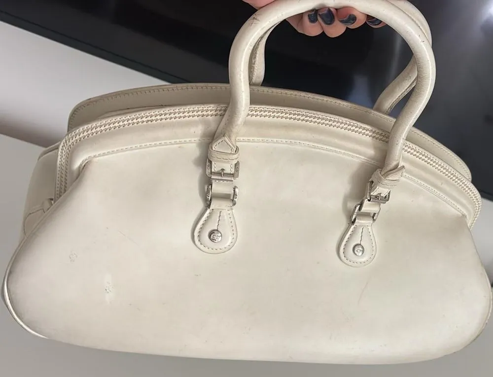 גב תיק Dior לפני שיקום – הצטברות לכלוך, כתמים וסימני שימוש על העור הבהיר