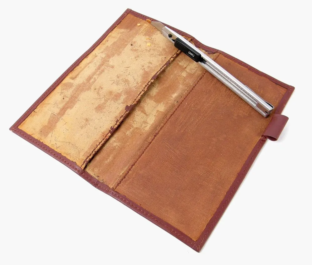burberry-wallet-canvas-cleaning-06 שיקום ארנק Burberry - לאחר הסרת כל שכבת הציפוי – ניקוי יסודי של הקנבס והסרת שאריות דבק ישן.