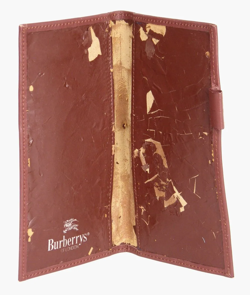 burberry-wallet-peeling-inner-lining-02 שיקום ארנק Burberry - הציפוי הפנימי של ארנק Burberry מתקלף ומתפורר – תופעה נפוצה בארנקים ותיקים ישנים.