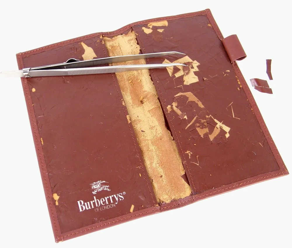 burberry-wallet-peeling-removal-process-05 שיקום ארנק Burberry - הסרת הציפוי המתפורר בעזרת כלי עבודה עדינים לקבלת בסיס נקי להמשך השיקום.