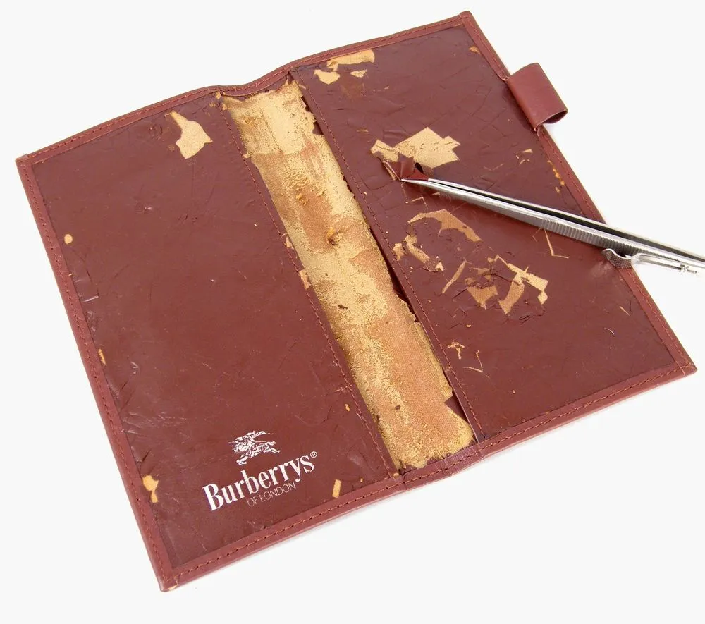 burberry-wallet-removing-old-coating-04 שיקום ארנק Burberry - המשך קילוף הציפוי הישן תוך שמירה מלאה על מבנה הארנק והחומר המקורי.