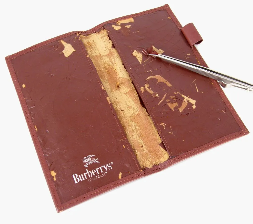 burberry-wallet-removing-peeling-coating-03 שיקום ארנק Burberry - תחילת תהליך השיקום – הסרה ידנית של שכבת הציפוי המתקלפת מהקנבס הפנימי.