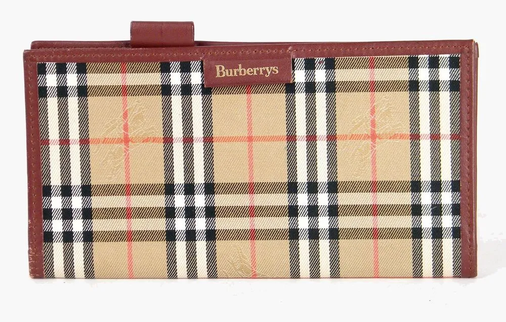 burberry-wallet-restoration-before-01 שיקום ארנק Burberry - ארנק Burberry לפני השיקום – מבט חיצוני המציג את מצב הארנק לפני תחילת העבודה.