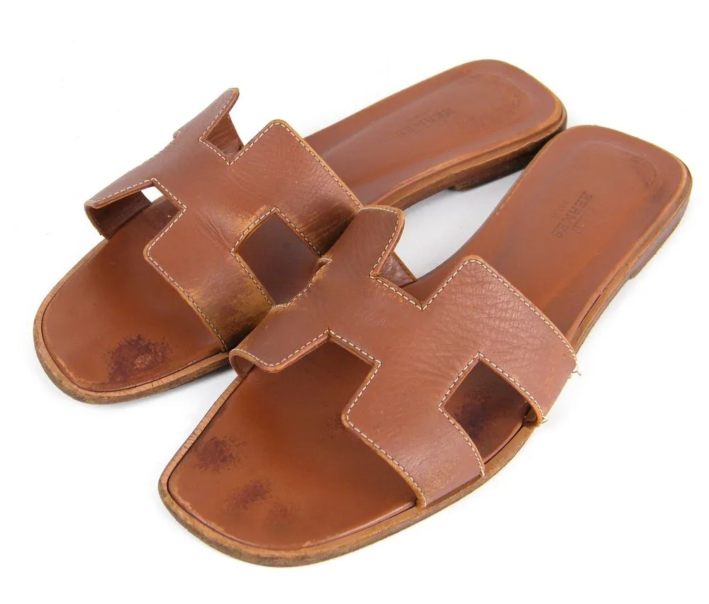 סנדלי Hermès Oran חומים לאחר ניקוי יסודי ולפני צביעת העור