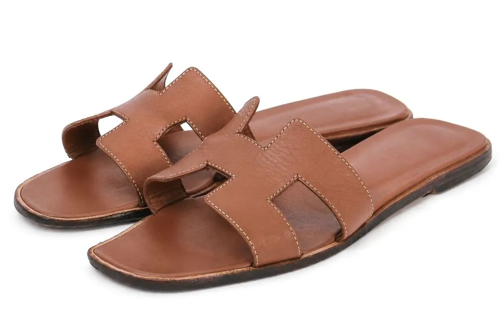 סנדלי Hermès Oran חומים לאחר צביעה מקצועית וחידוש צבע העור
