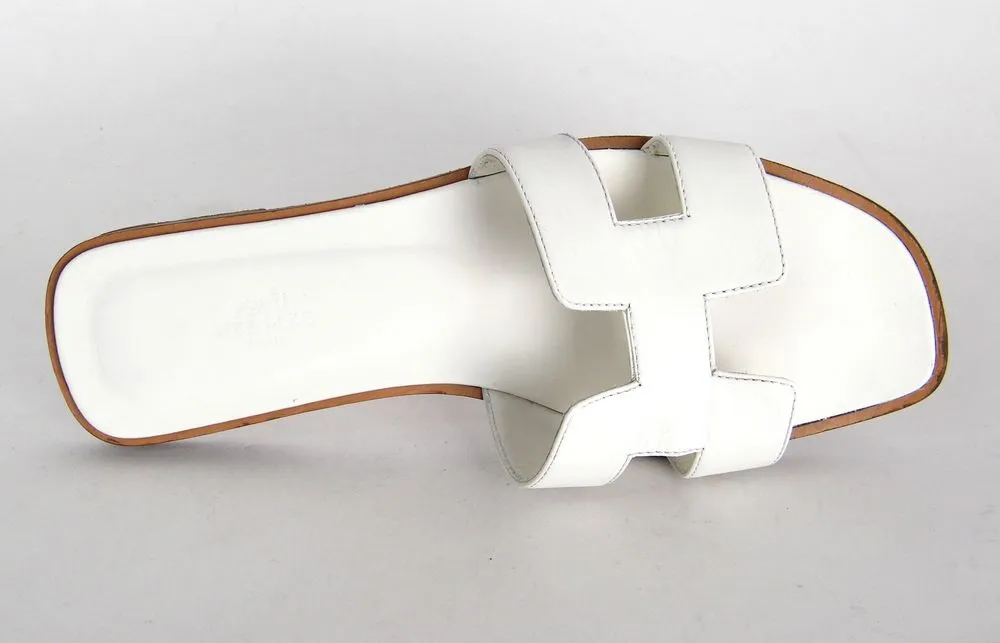 מבט עליון על סנדל Hermès Oran לבן לאחר צביעה וחידוש מקצועי