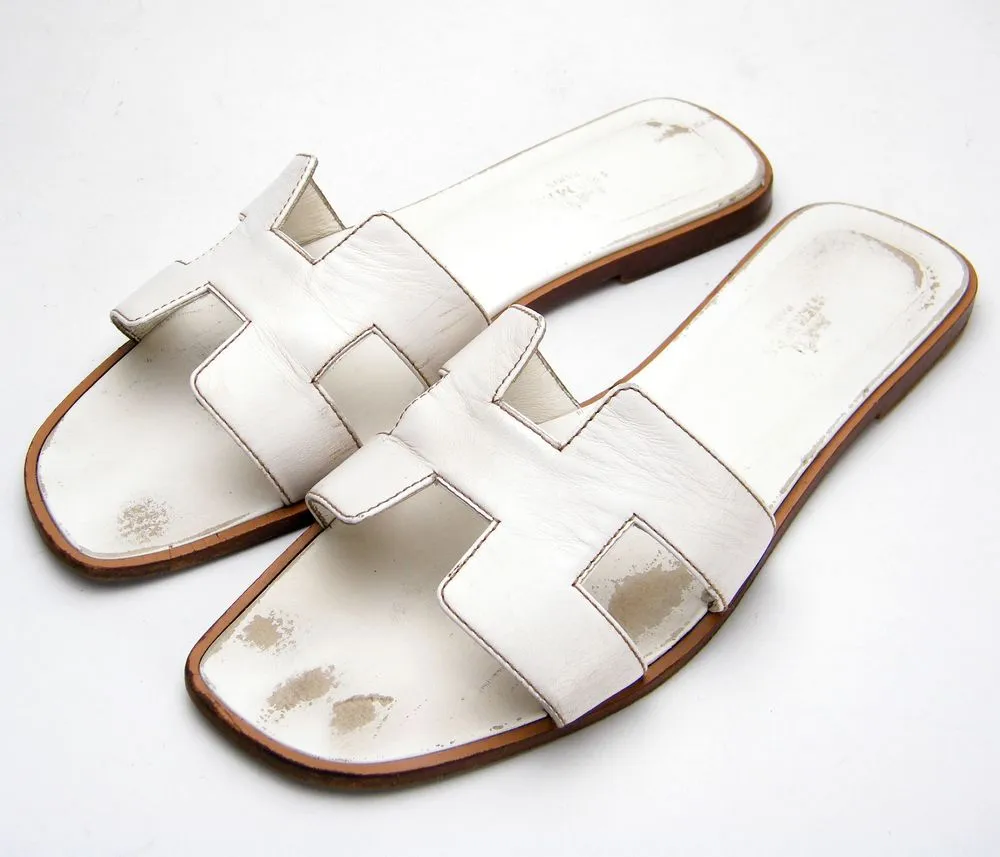 סנדלי Hermès Oran לבנים לאחר ניקוי יסודי ולפני שלב הצביעה