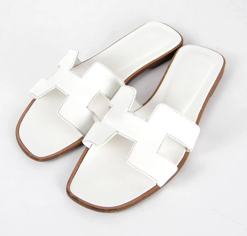 סנדלי Hermès Oran לבנים לאחר צביעה מקצועית וחידוש צבע העור