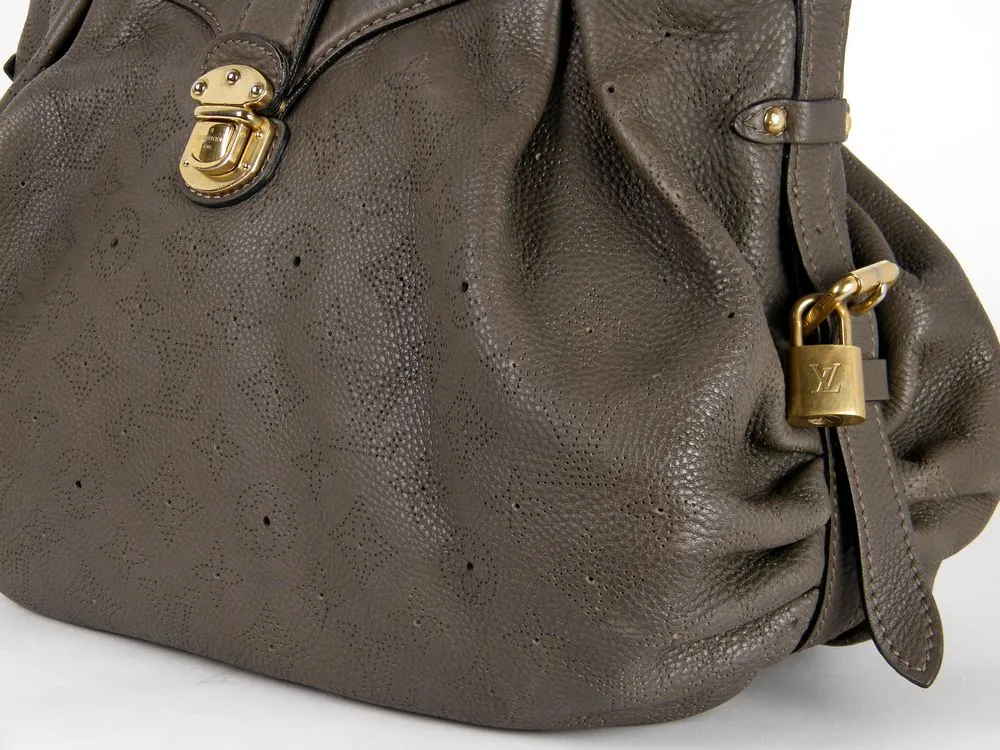 תקריב תיק Louis Vuitton Mahina והמנעול לאחר חידוש