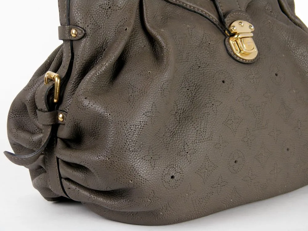 תקריב עור תיק Louis Vuitton Mahina לאחר חידוש