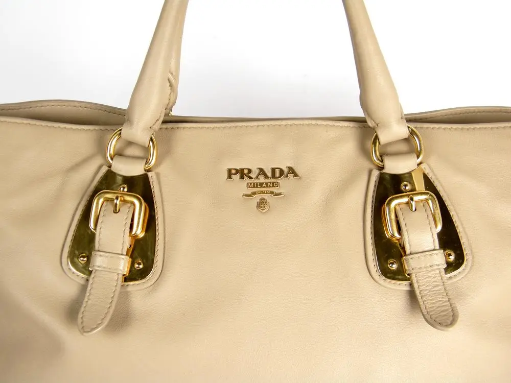 תיק עור Prada לאחר תיקון שריטות חתול וחידוש