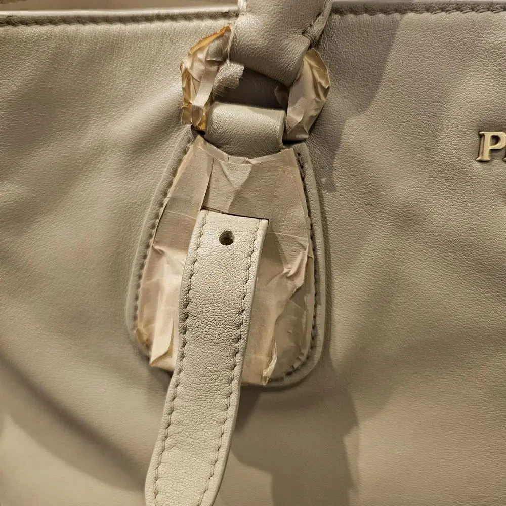 הכנת תיק עור Prada לצביעה לאחר תיקון שריטות חתול
