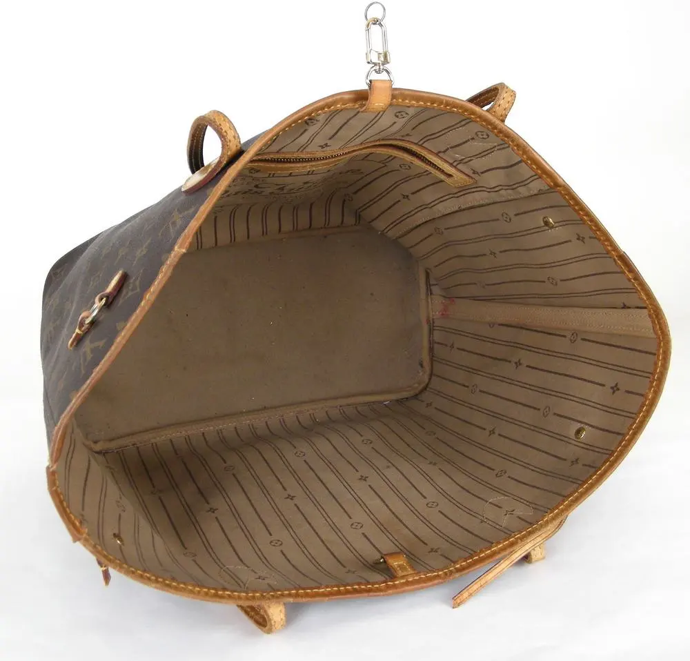 החלק הפנימי של Louis Vuitton Neverfull לפני ניקוי עמוק