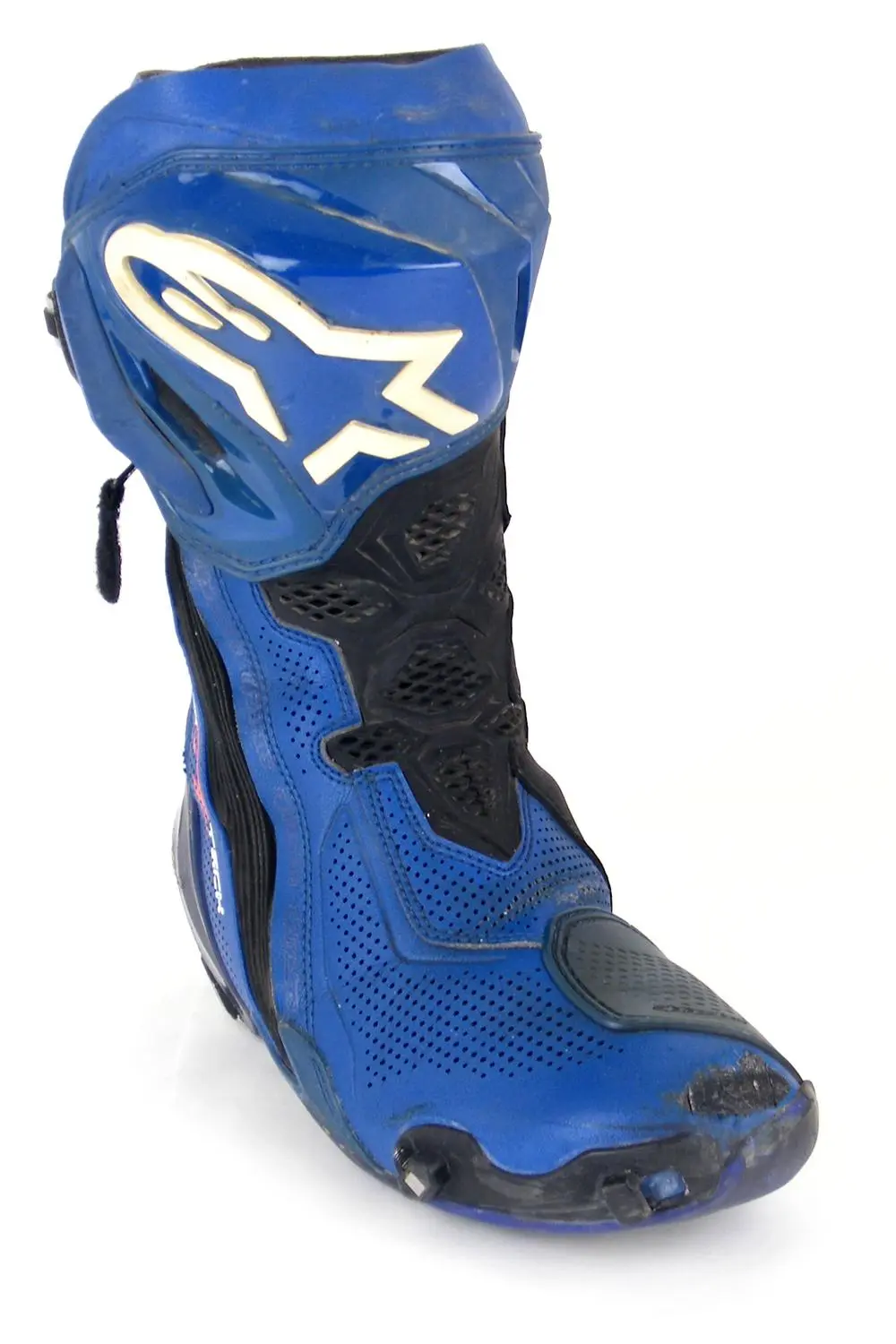 מגף רכיבה כחול Alpinestars עם שפשופים ונזק לעור בחלק הקדמי לפני תיקון
