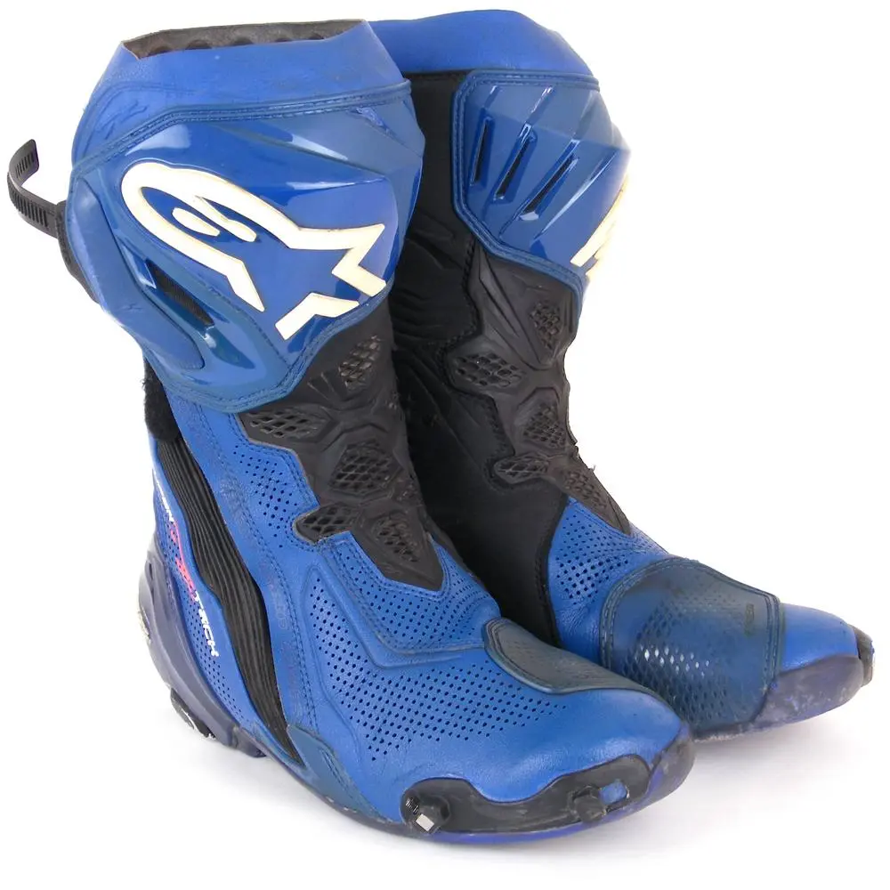 זוג מגפי רכיבה כחולים של Alpinestars לאחר תיקון ושיקום העור בסטודיו NAPPA