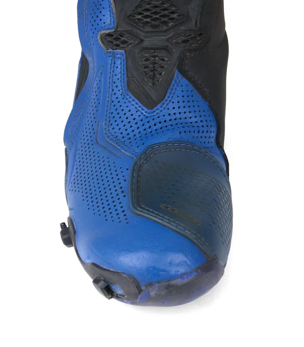 תקריב חרטום מגף רכיבה Alpinestars לאחר תיקון שפשופים וחידוש צבע כחול