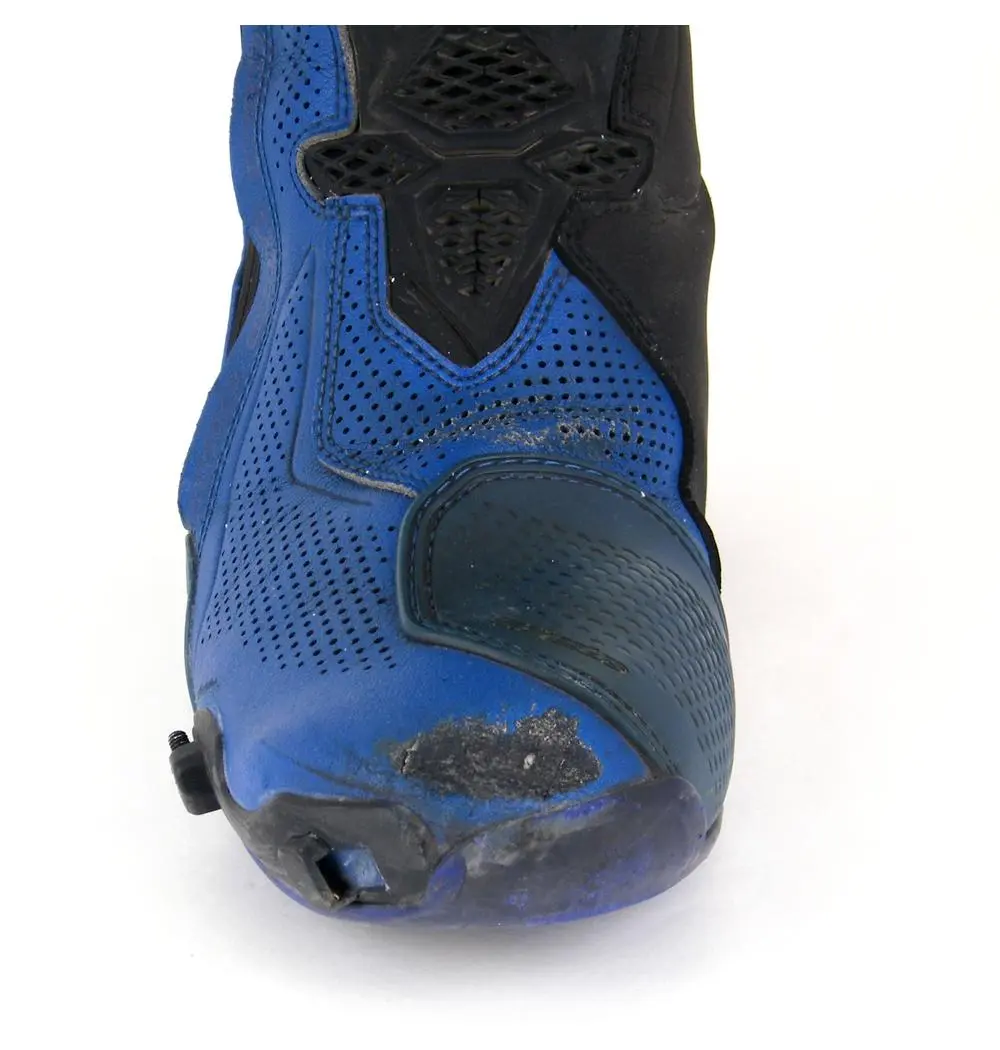 נזקי שפשוף בחרטום מגף רכיבה Alpinestars לפני תיקון וחידוש העור