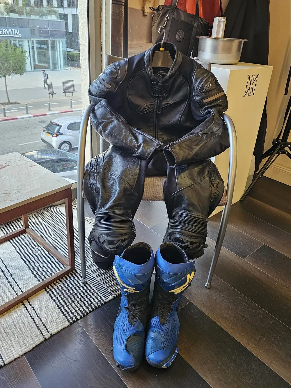 חליפת רכיבה מעור ומגפי Alpinestars כחולים בסטודיו NAPPA Leather Studio